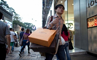 경기 둔화·정부 단속도 못말리는 중국인 명품 사랑…해외 원정 쇼핑 80%