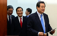 [포토]최고중진연석회의 참석하는 김무성 대표외 이재오 의원