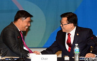 [포토]OECD-ASEAN 식량안보 컨퍼런스, '악수하는 이동필-올란 칼라약'
