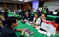 [포토]2015년 충청북도 농업·기업 상생협력 페스티벌 개최, '구매 상담하는 해외 바이어들'