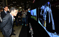 [포토]LG OLED TV 살펴보는 권오현 삼성전자 부회장