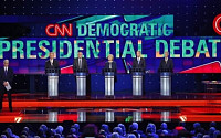 미국 민주당 대선 후보, 첫 TV토론…“클린턴, 경쟁자들에게 ‘한 수’ 가르쳐”
