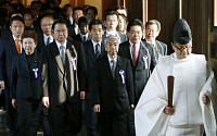 야스쿠니 신사 집단 참배, 아베 총리는 한ㆍ중ㆍ일 정상회담 고려해 ‘불참’