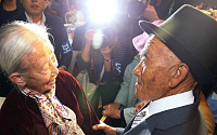 [포토] 이산가족 상봉, 65년만에 만난 신혼부부 '눈물의 만남'