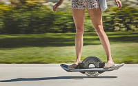 스케이트 보드와 전동 휠이 하나로, 신개념 '호버보드'