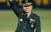 한국시리즈 1차전 시구는?···후임 구하고 다리 잃은 이종명 대령