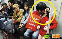 中 남성 지하철서 키스 연습 &quot;네티즌 맹비난&quot;
