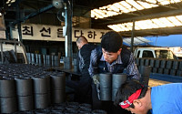 [포토] '겨울채비에 분주해진 연탄공장'
