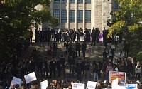 [포토] 이화여대 학생들, 박근혜 대통령 방문 거부 시위…사복 경찰과 대치