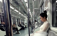 ‘진짜사나이’ 이기우, 연인 이청아 ‘지하철’에서 포착된 ‘웨딩드레스’ 모습