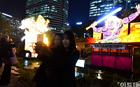 [포토] 서울빛초롱축제, '형형색색 등 앞에서 찰칵'