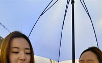 [포토] 2015 디자인 코리아, '우산에 스마트폰이 붙네?'