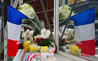 [포토] 주한 프랑스 대사관 앞에 놓인 꽃과 초