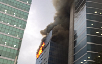 [2보] 서울 역삼동 대형건물 15층 화재, &quot;시커면 연기 거리 뒤덮어&quot;