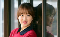 [포토] 박보영 '거울에 비친 모습도 아름다워'