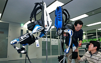 현대·기아차, 하반신 마비자 걷게 하는 ‘착용로봇’ 개발