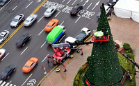 [포토] 크리스마스 한 달 앞으로…서울광장에 설치되는 대형 트리