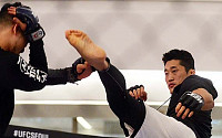 [포토] 킥 선보이는 김동현 (‘UFC 파이트나이트 서울’ 공개훈련)