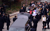 [포토] 고 김영삼 전 대통령 발인, 운구차로 옮겨지는 고인의 시신