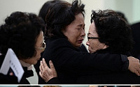 김영삼 전 대통령 영결식…빈소에서 오열하는 女동생들