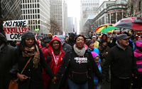 美 시카고서‘블랙프라이데이’ 대규모 시위…인종차별 항의