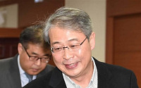 [포토] 인터넷 전문은행 예비인가 임시금융위 참석하는 임종룡 위원장
