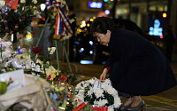 [포토] 파리 테러 참사 현장 찾아 헌화하는 박근혜 대통령