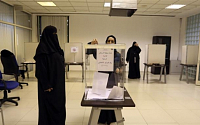 ‘첫 참정권’ 사우디 여성 유권자 투표율 81.1%…남성 투표율 44%보다 훨씬 높아