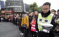 [포토]난징대학살 국가 추모식…거리에서 묵념하는 중국 시민들