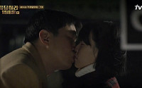 '응답하라 1988' 정봉-만옥, '응팔' 두 번째 커플 탄생 ‘달콤한 첫키스’