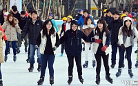 [포토] 시민들로 붐비는 서울광장 스케이트장
