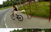 [포토] 자전거 타던 여성의 치마가 '훌러덩'