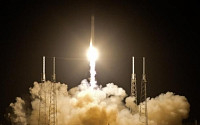 스페이스X, 발사 로켓 회수 첫 성공…우주 개척 사업 경쟁 가열되나