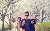 박유라, 동생 찬열·어머니와 벚꽃놀이… 가족사진 ‘훈훈해’