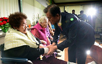 [포토] 위안부 피해자 할머니 위로하는 문재인 대표