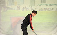 [투데이 레슨] 정확한 오른손목 코킹 위한 골프 트레이닝…백스윙톱 시 그립 끝 방향 체크
