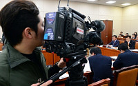 [포토] 답변하는 윤병세 장관 취재하는 일본 미디어