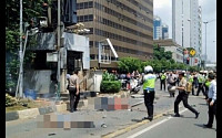 [속보] 인도네시아 자카르타 도심서 수차례 폭발…&quot;현지 경찰, 용의자와 총격전&quot;
