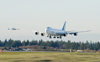 보잉 야심작, 747-8 화물기 첫 테스트 비행 '성공'