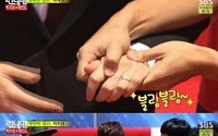 '런닝맨' 박지성, 블링블링 결혼 반지 공개 &quot;다이아가 대체 몇 개냐&quot; 질문에 '난감'