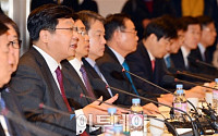 [포토] '산업부-30대그룹 사장단 간담회' 참석한 주형환 장관