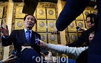 [포토] 취재진 질문에 답하는 정기섭 개성공단기업협회장
