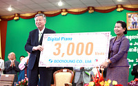 이중근 부영회장, 캄보디아에 피아노 3천대 기증