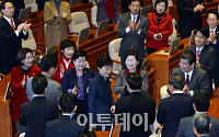 [포토] 국회 본회의장 들어서는 박근혜 대통령