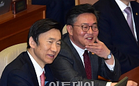 [포토] 미소 보이는 홍용표 통일부 장관, '여유?'