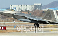 [포토]착륙하는 F-22(랩터) 스텔스 전투기