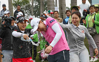 [포토] 한국투자증권 챔피언십 우승 정예나의 행복한 물세례