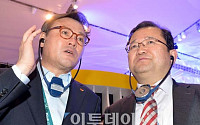 [포토]MWC 대화나누는 '최재유 차관'과 '장동현 SK텔레콤 사장'