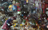 [포토] '함박눈보다 장난감이 좋아요'