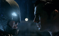 ‘배트맨 대 슈퍼맨’, 두 영웅은 왜 싸울 수밖에 없었나?